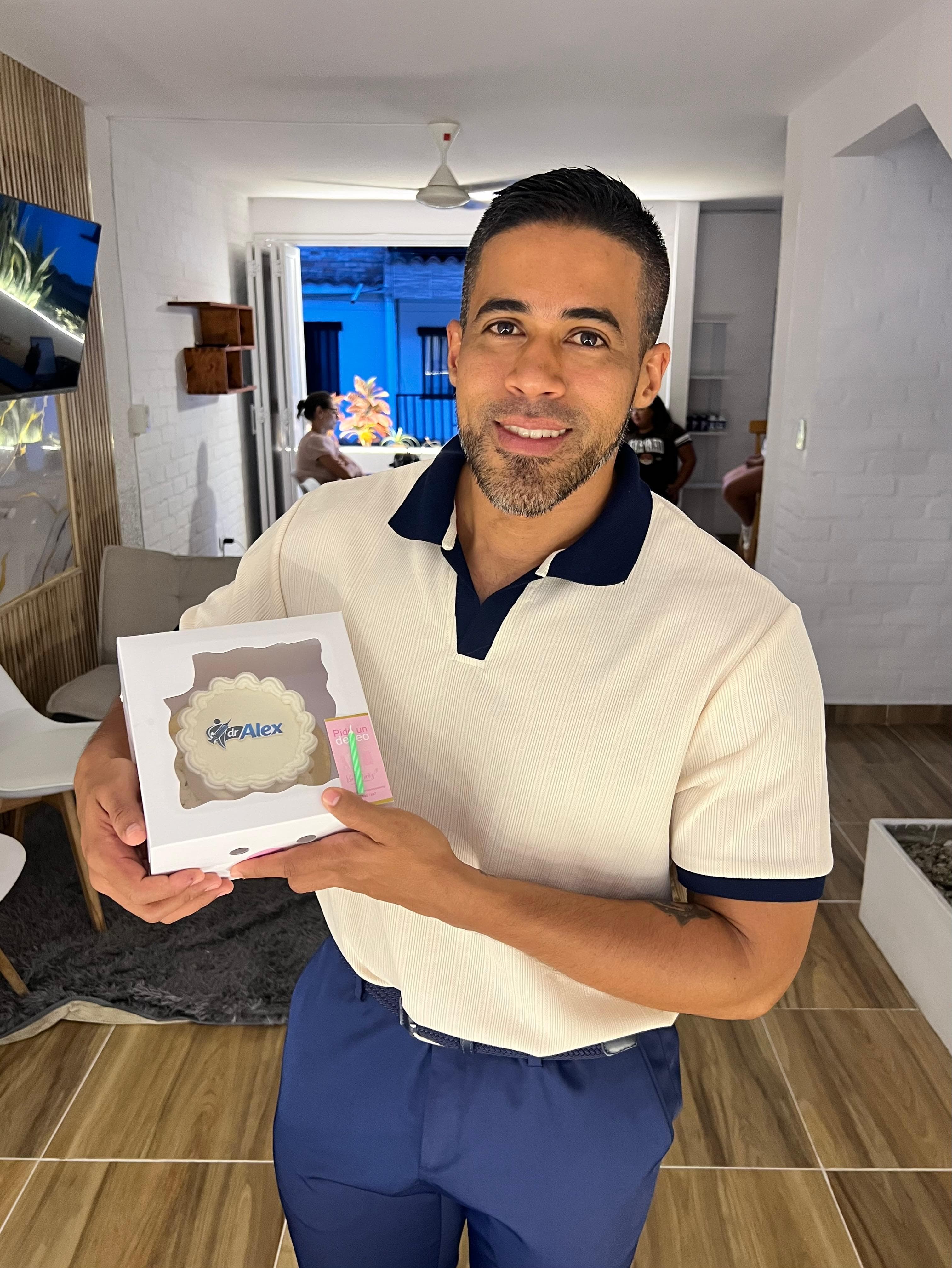 ¡Celebrando el cumpleaños del Dr. Alex! 🎂 Gracias por tu dedicación a la salud